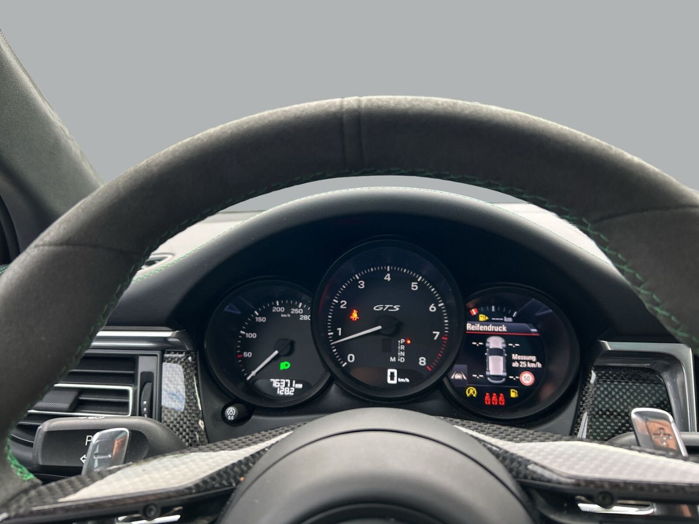 Fahrzeugabbildung Porsche Macan GTS PDK LEDER BOSE KAMERA PANO STANDHZG SP - mit KI generiert/bearbeitet