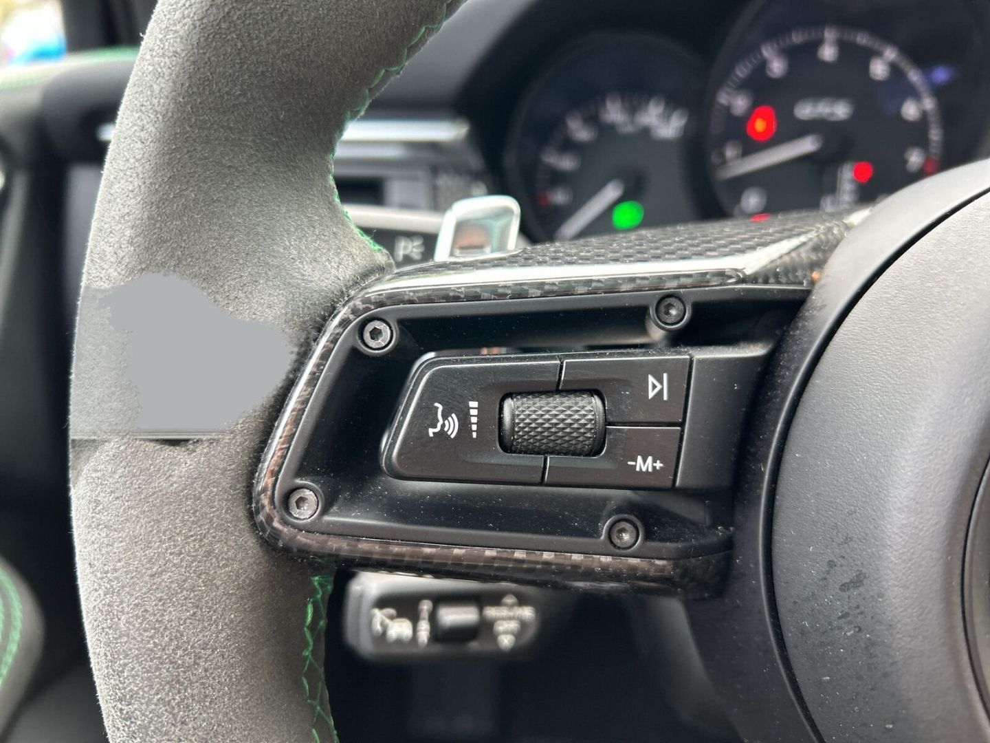 Fahrzeugabbildung Porsche Macan GTS PDK LEDER BOSE KAMERA PANO STANDHZG SP - mit KI generiert/bearbeitet