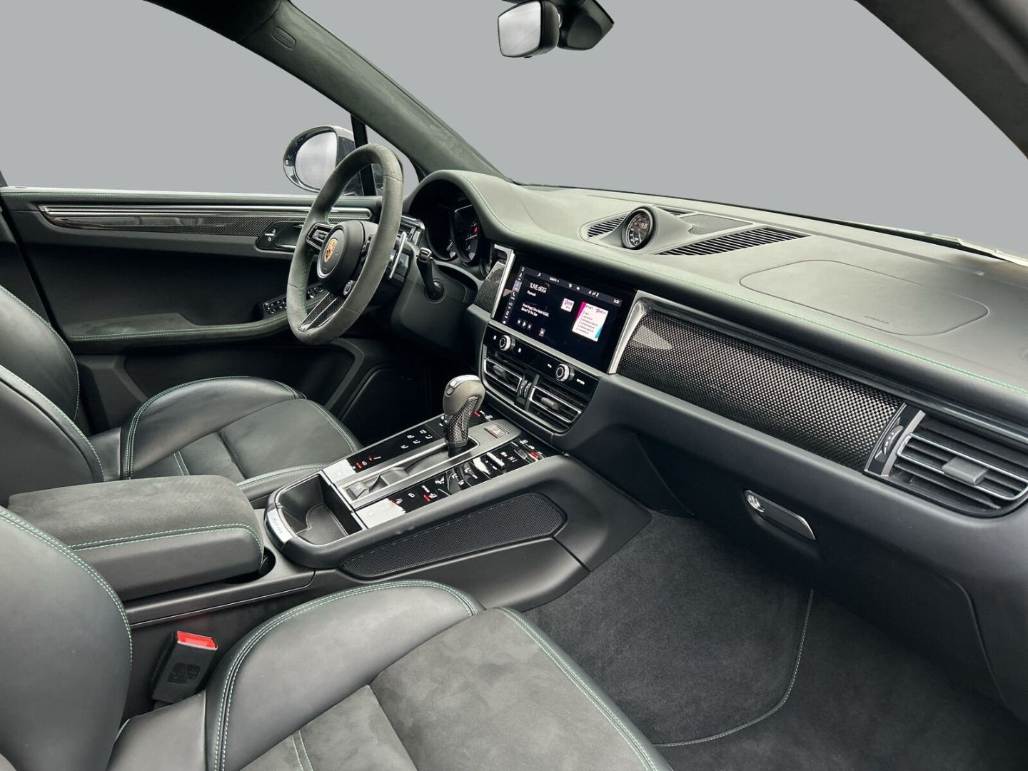 Fahrzeugabbildung Porsche Macan GTS PDK LEDER BOSE KAMERA PANO STANDHZG SP - mit KI generiert/bearbeitet