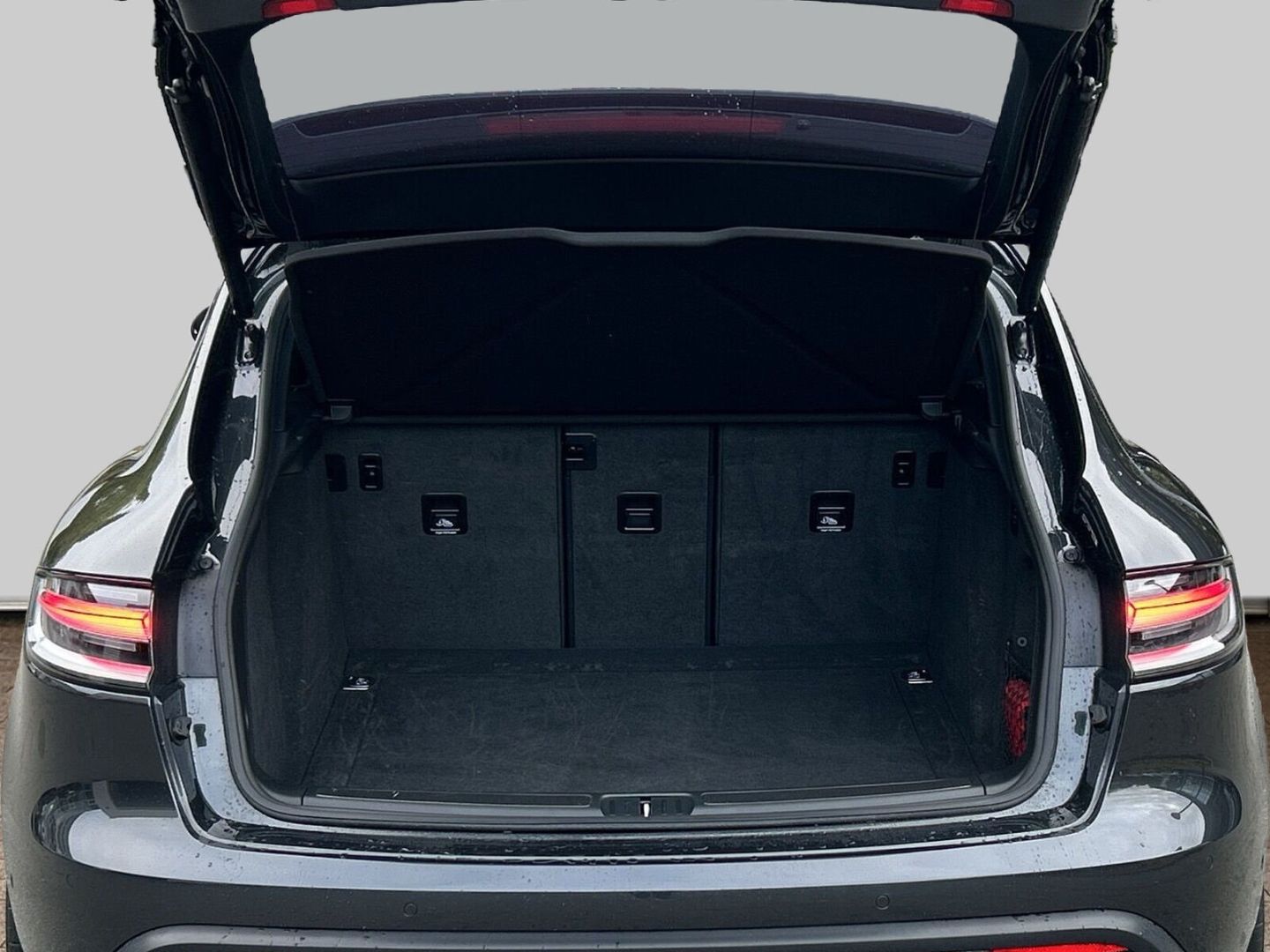 Fahrzeugabbildung Porsche Macan GTS PDK LEDER BOSE KAMERA PANO STANDHZG SP - mit KI generiert/bearbeitet