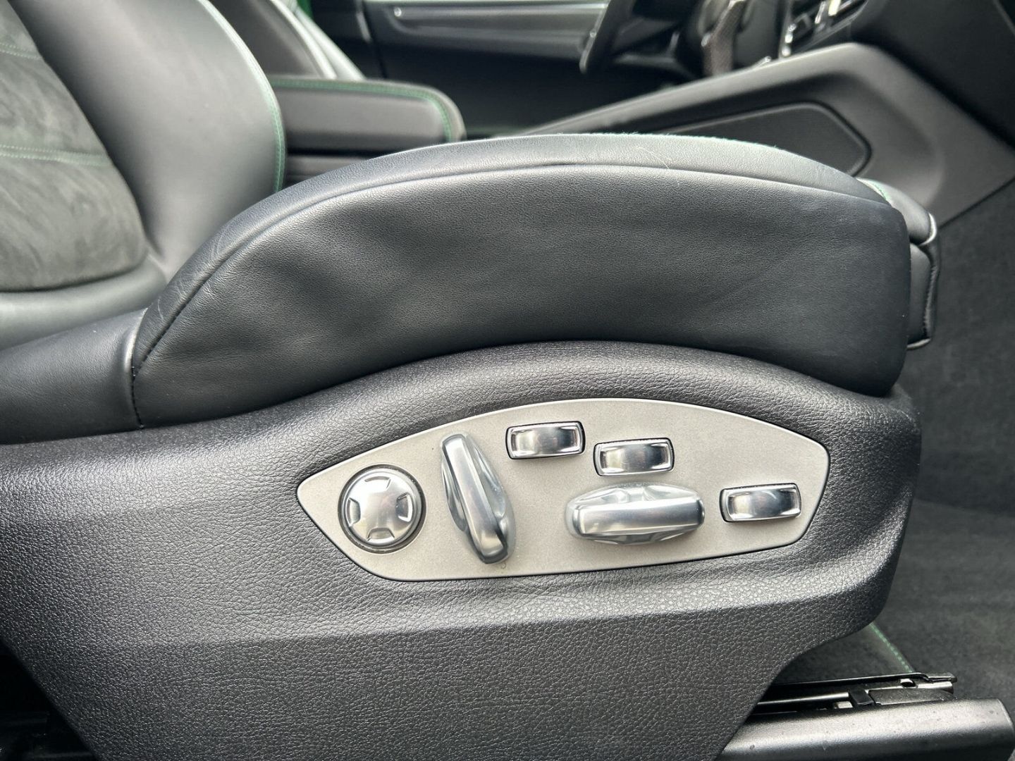 Fahrzeug 19 Fahrzeugabbildung Porsche Macan GTS PDK LEDER BOSE KAMERA PANO STANDHZG SP - mit KI generiert/bearbeitet