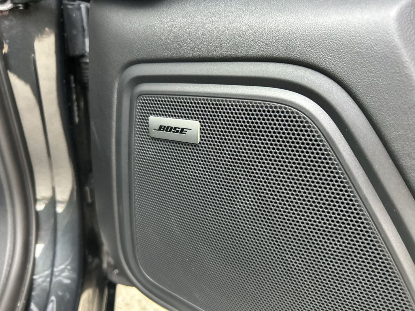 Fahrzeug 21 Fahrzeugabbildung Porsche Macan GTS PDK LEDER BOSE KAMERA PANO STANDHZG SP - mit KI generiert/bearbeitet