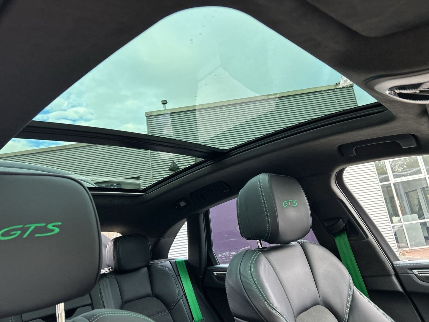 Fahrzeug 22 Fahrzeugabbildung Porsche Macan GTS PDK LEDER BOSE KAMERA PANO STANDHZG SP - mit KI generiert/bearbeitet
