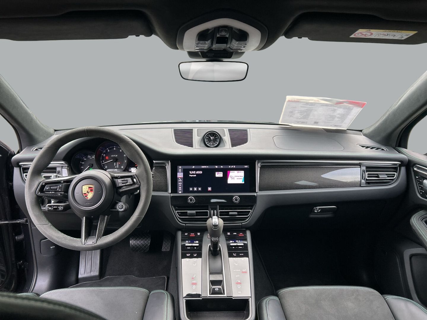 Fahrzeugabbildung Porsche Macan GTS PDK LEDER BOSE KAMERA PANO STANDHZG SP - mit KI generiert/bearbeitet
