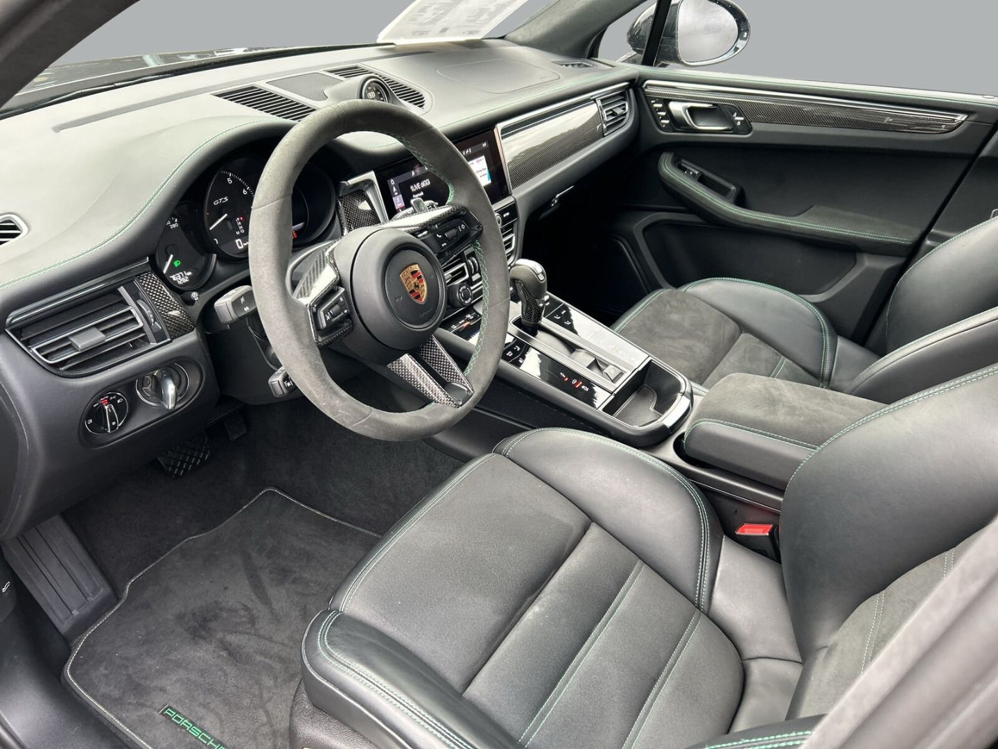 Fahrzeugabbildung Porsche Macan GTS PDK LEDER BOSE KAMERA PANO STANDHZG SP - mit KI generiert/bearbeitet