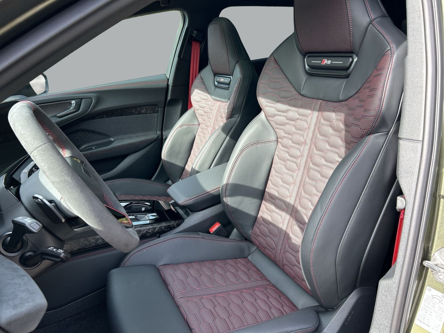 Fahrzeug 12 Fahrzeugabbildung Audi RS5 AVANT 470KW PHEV+LED+TECHPRO+PANOA+AHK+B&O - mit KI generiert/bearbeitet