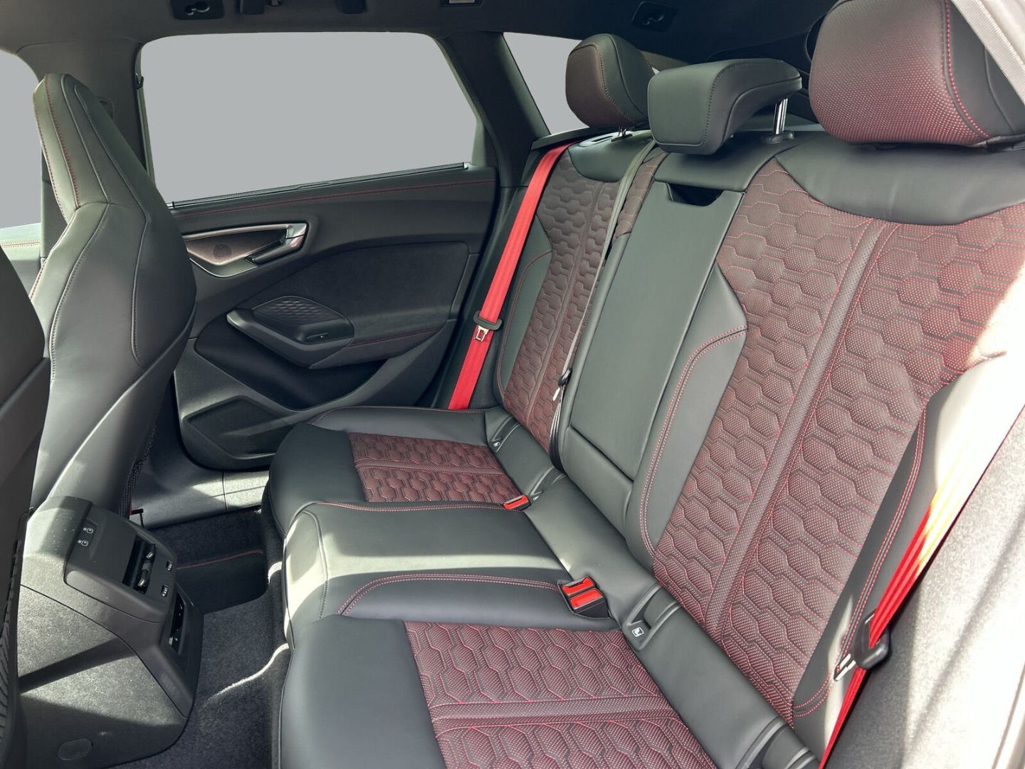 Fahrzeug 13 Fahrzeugabbildung Audi RS5 AVANT 470KW PHEV+LED+TECHPRO+PANOA+AHK+B&O - mit KI generiert/bearbeitet