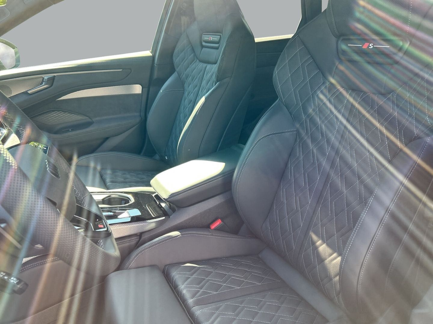 Fahrzeugabbildung Audi A6 3.0 AVANT TDI 220 kW+HUD+AHK+KAMERA+B&O+TECH - mit KI generiert/bearbeitet
