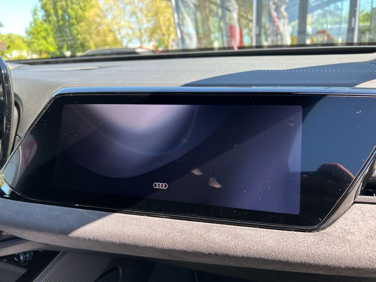 Fahrzeugabbildung Audi A6 3.0 AVANT TDI 220 kW+HUD+AHK+KAMERA+B&O+TECH - mit KI generiert/bearbeitet